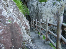 岩窟への階段