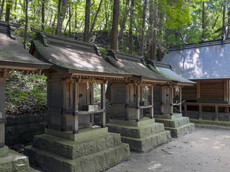 奥から御霊社、宰相和泉社、太夫社