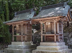 靏寿尼社［右］・野見宿禰社［左］