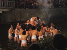 春日の婿押し：樽せり