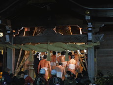 春日の婿押し：拝殿揉み