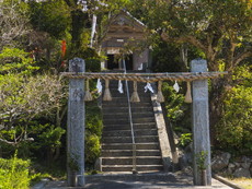 注連鳥居と社殿