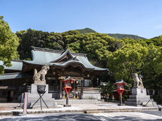 社殿と戸ノ上山