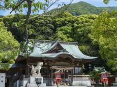 社殿と戸ノ上山