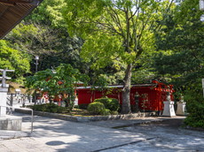 社殿向かって右の摂末社