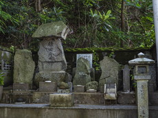 石碑：猿田彦大神、庚申塚、水神等