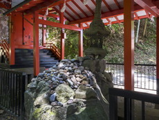 本殿の前の石塔