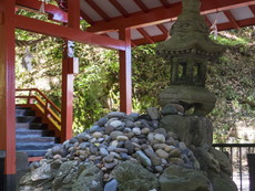 本殿の前の石塔