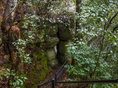 巨石「三産（シャンシャン）くぐり」