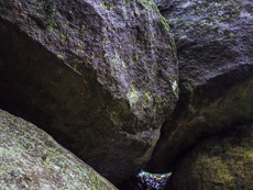 巨石「三産（シャンシャン）くぐり」