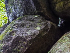 巨石「三産（シャンシャン）くぐり」