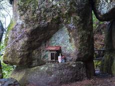 巨石「三産（シャンシャン）くぐり」
