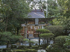 神池の前の十五社