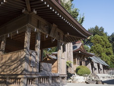 社殿の向かって左手の末社