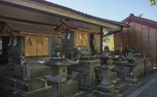 社殿向かって左手の摂末社