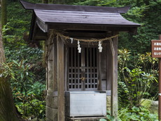 水神を拝する祠