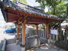 柱に亀甲紋の手水舎