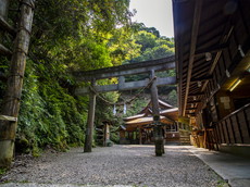 四之鳥居と社殿