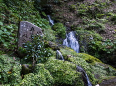 境内の滝