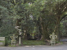 石畳参道と仁王像