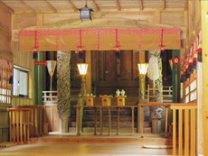 拝殿から本殿前、五帝龍神（雨乞い）と罔象女神（水）の雲龍の御柱