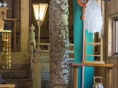 拝殿から本殿前、五帝龍神（雨乞い）と罔象女神（水）の雲龍の御柱