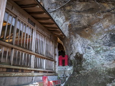 本殿が祀られている海食洞