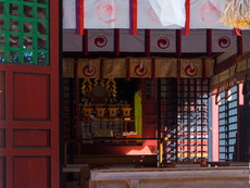 薦神社・拝殿より本殿