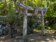 宝物殿裏の石祠：妙見社