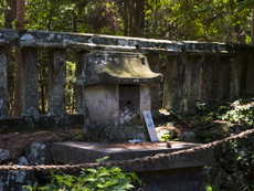 宝物殿裏の石祠：水神