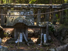 宝物殿裏の石祠：大日社・社日社