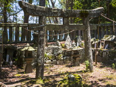 宝物殿裏の石祠