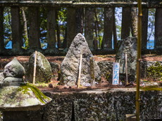 宝物殿裏の石祠：恵比寿社