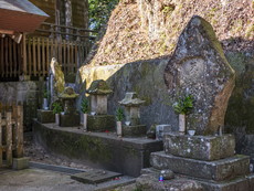 本殿向かって右手の石祠・石碑