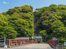 祇園川の神橋から城山