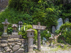 裏坂の入り口の石祠